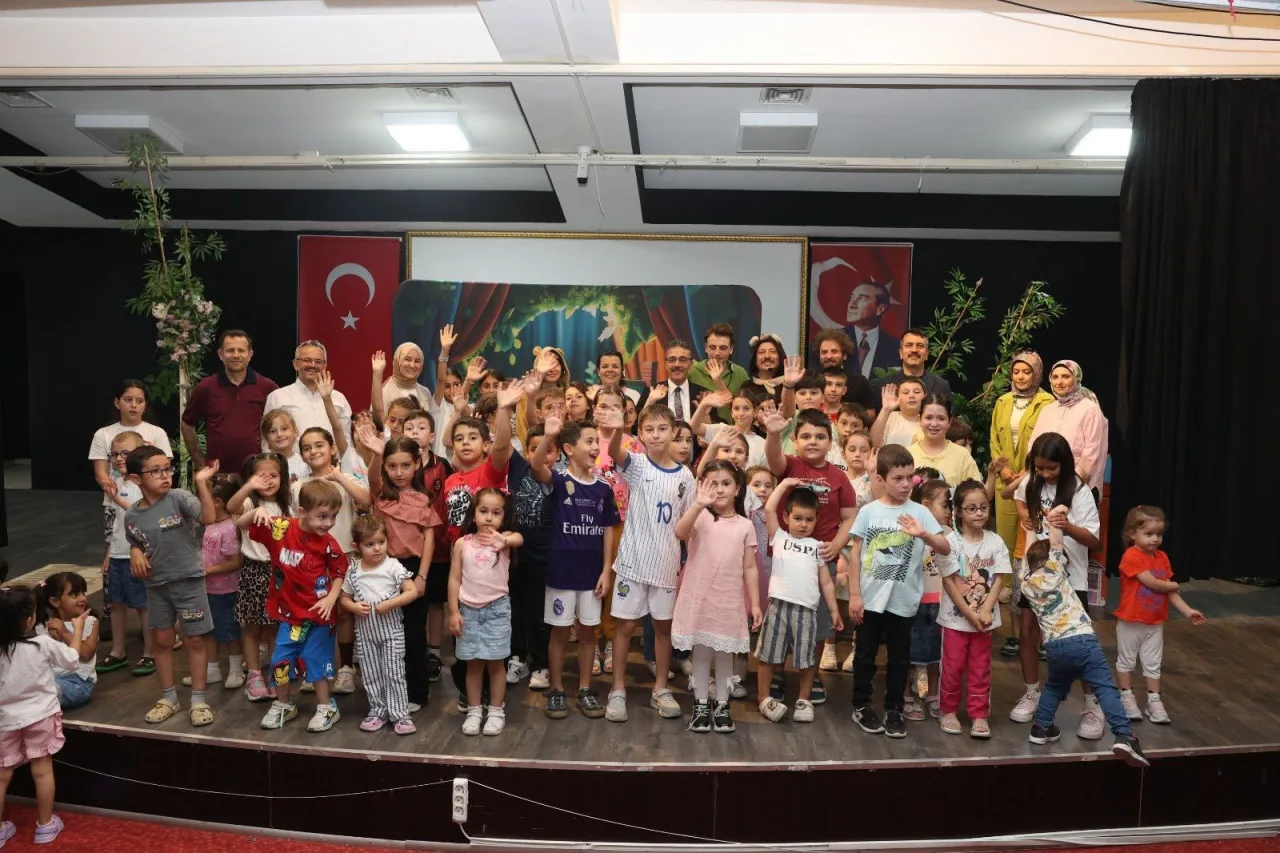 Erenler'de Çocuklar Tiyatroda Eğlenceli Anlar Yaşadı