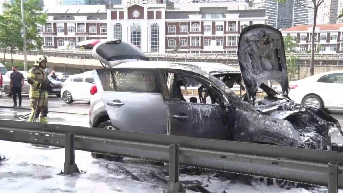 Üsküdar'da D-100 Karayolu'nda SUV Araç Yangını