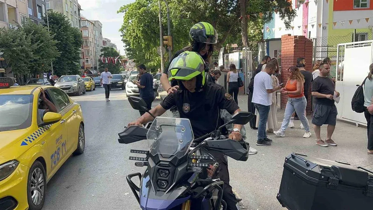 Bahçelievler'de Motorize Zabıta Ekipleri Öğrencilere Yardım Eli Uzattı