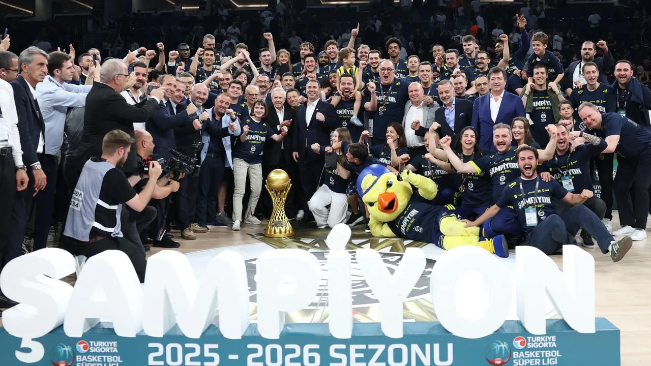 Fenerbahçe Beko, Süper Lig Şampiyonluk Kupasını Kaldırdı