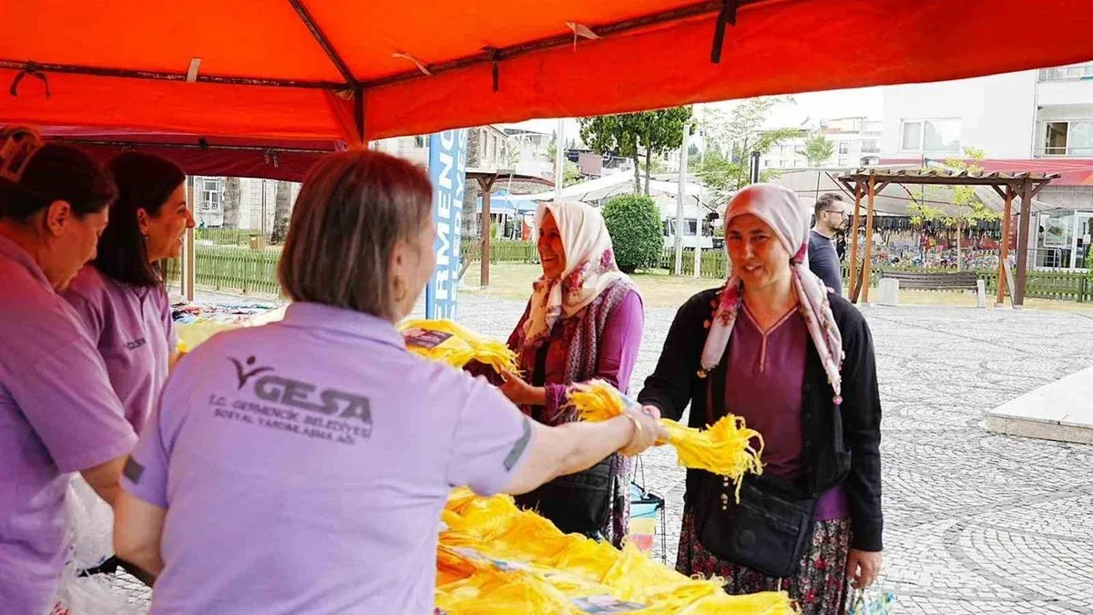 Germencik'te İncir Üreticilerine 11 Bin İğlek Torbası Dağıtıldı