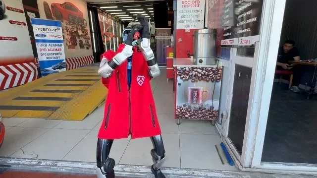 Gebze'deki Robot Oto Ekspertiz Merkezinde Koç'un Esprili Anları