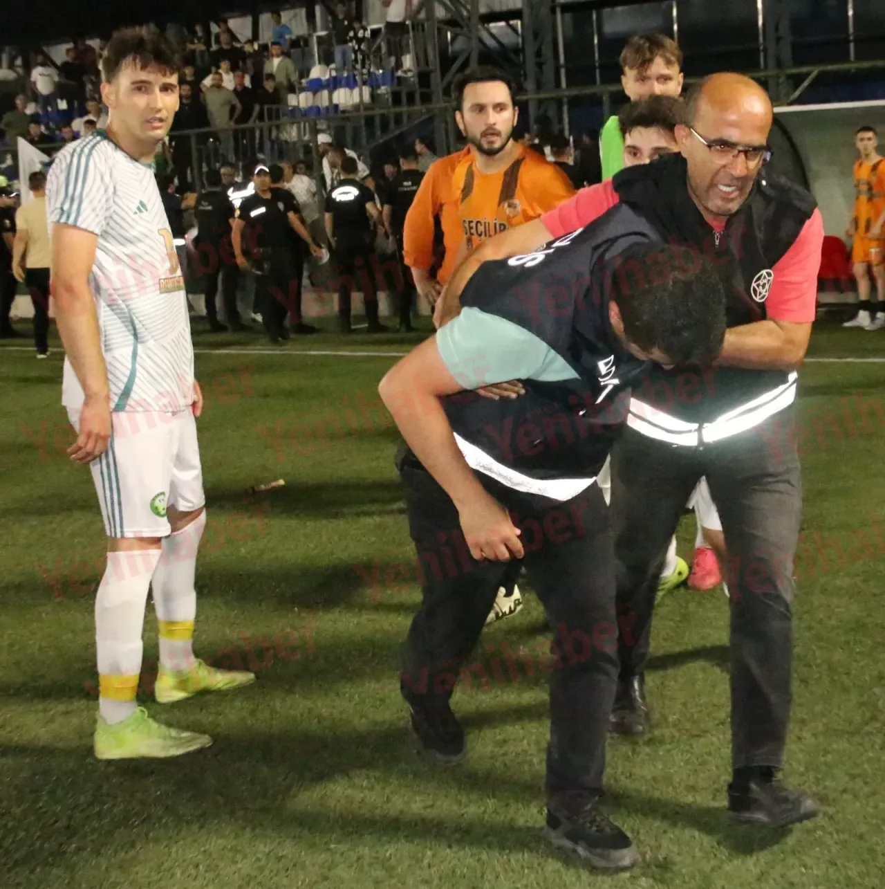 Kavga Sırasında Yanan Meşale, Polis Memurunu Yaraladı!