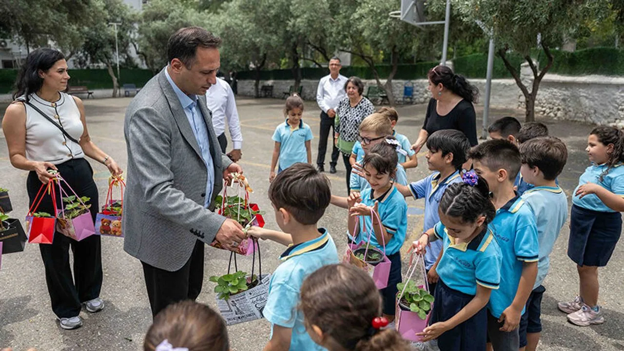Bornova'da Minik Eller Çilek Fidesi ile Toprakla Buluştu