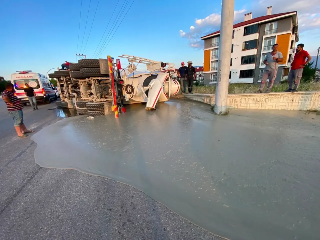Bolu Kuvayi Milliye Bulvarı'nda Beton Mikseri Devrildi: Yaralı Var