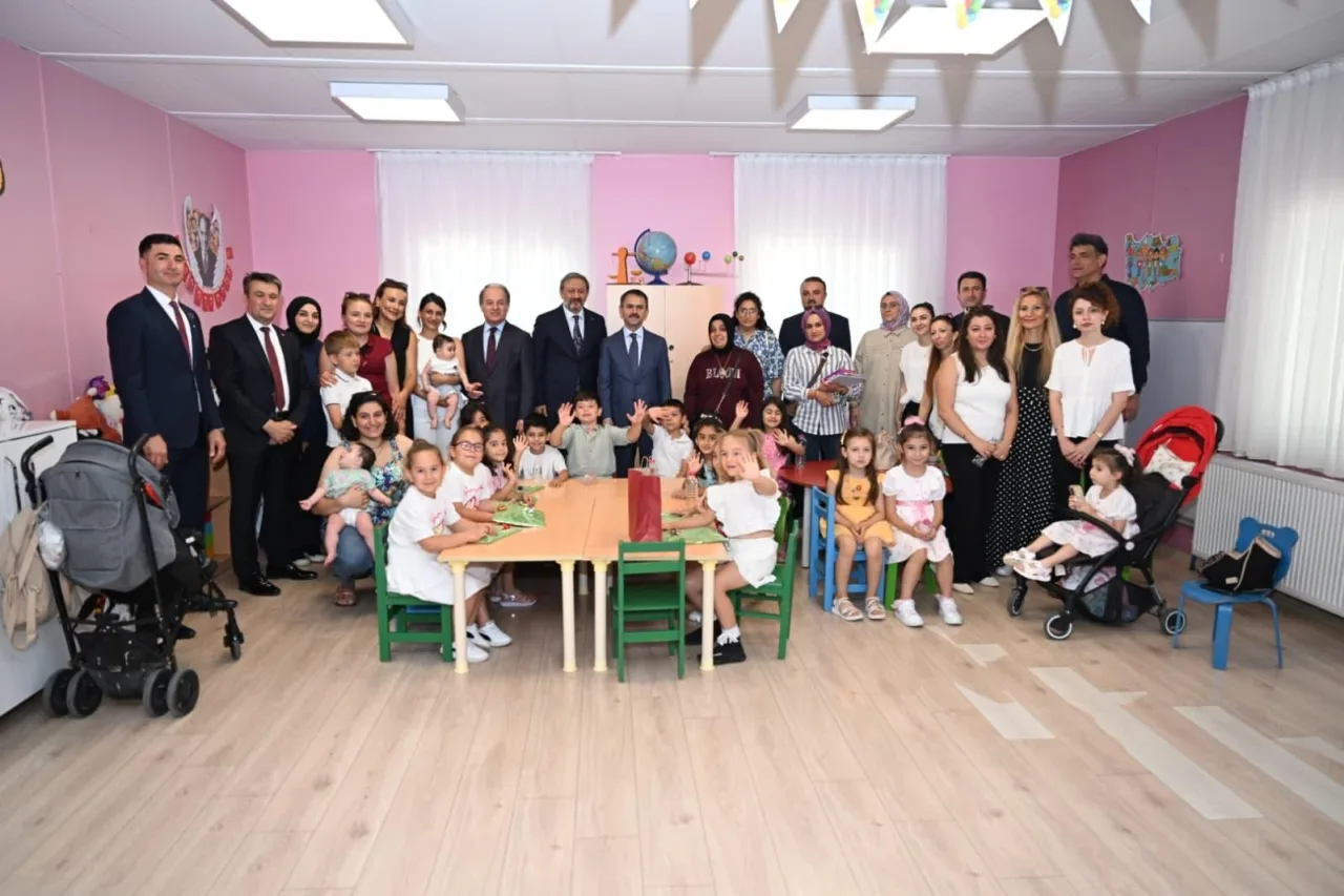 Vali Aktaş, Kartepe'de Karne Heyecanını Paylaştı