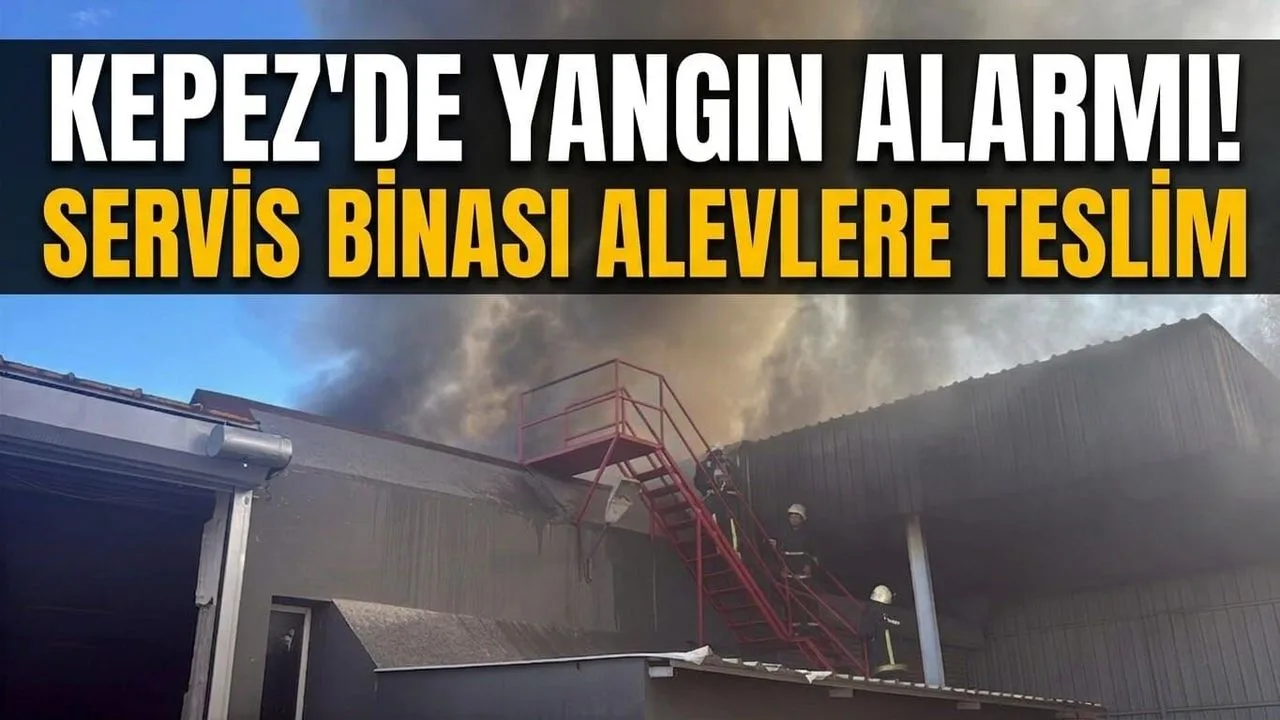 Kepez'de Boş Depoda Yangın, Araç Servisine Sıçradı!