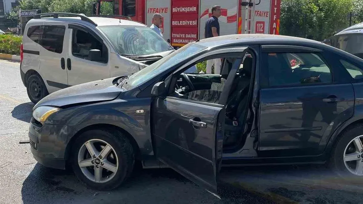 Karesi'de Trafik Işıklarında Kaza: 3 Yaralı Hastaneye Kaldırıldı