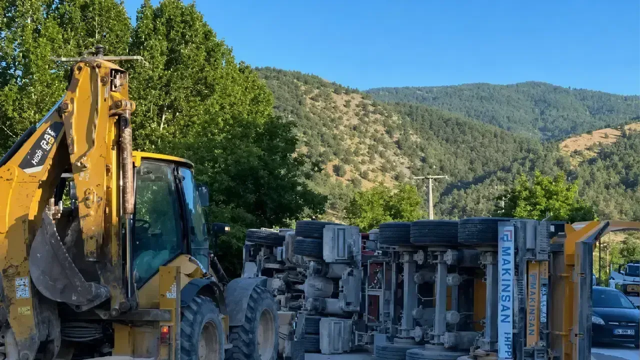 Göynük'te Feci Kaza: Tır ve SUV Çarpıştı, Sürücü Ağır Yaralı