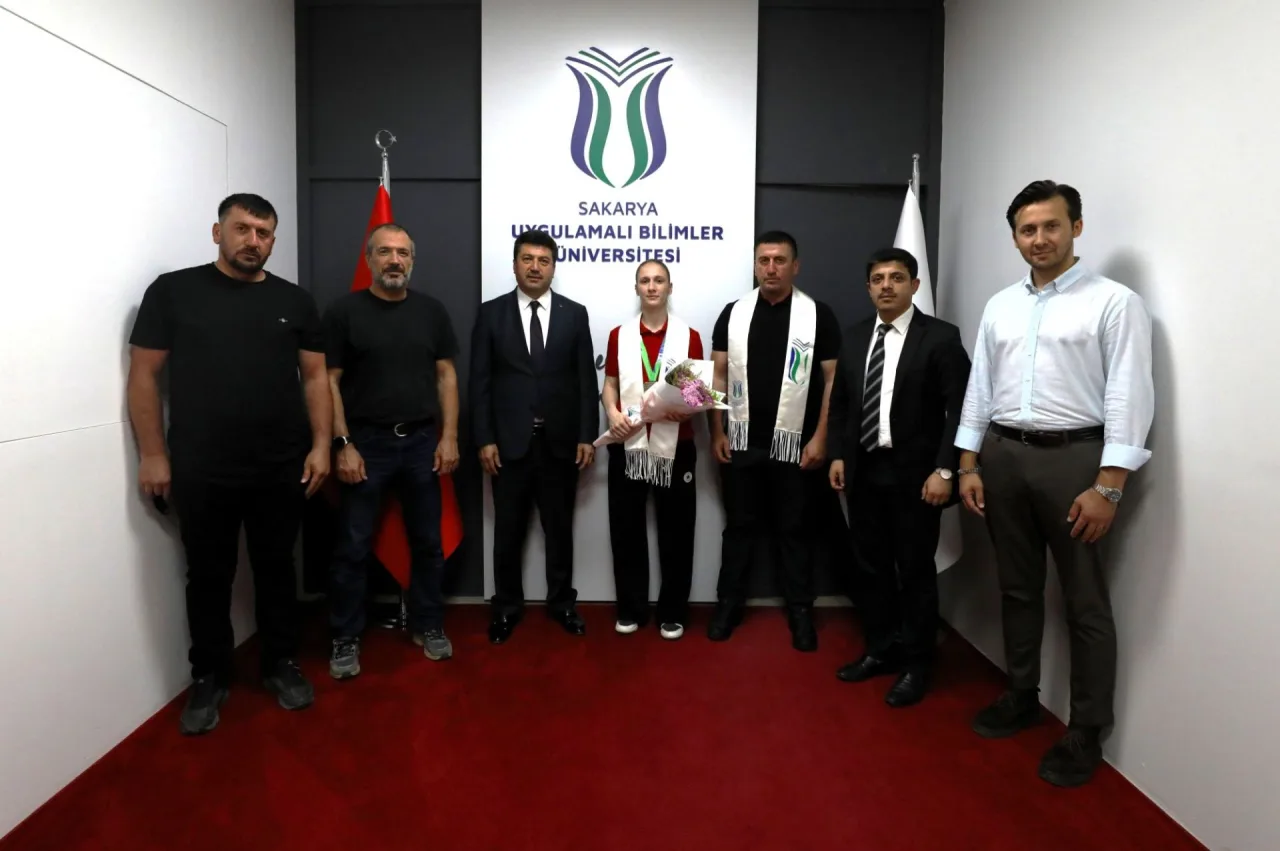 SUBÜ Rektörü Sarıbıyık, Dünya Şampiyonu Nezaket İrem'i Ağırladı