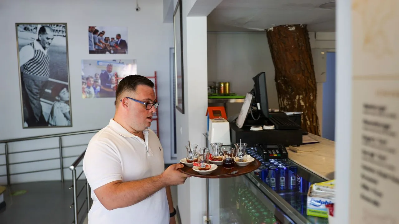 Buca'da Down Sendromlu Gençten Örnek İstihdam Hikayesi