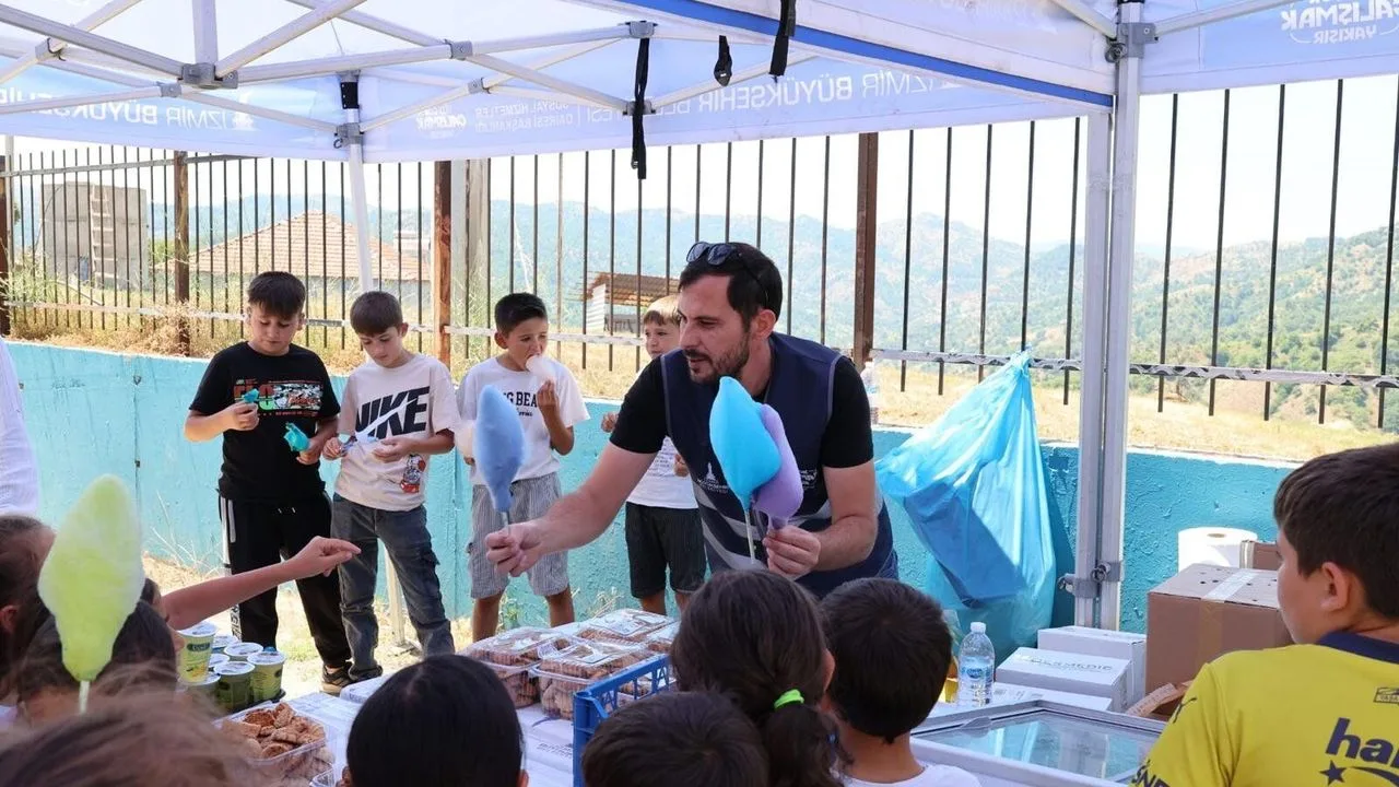 Başkan Tugay, Kiraz'da Çocuklara Unutulmaz Karne Hediyesi Verdi