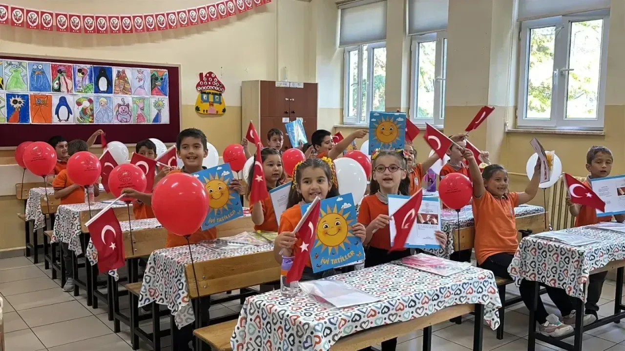 Bolu'da 49 Bin Öğrenci Karnelerini Aldı, Yaz Tatiline Girdi