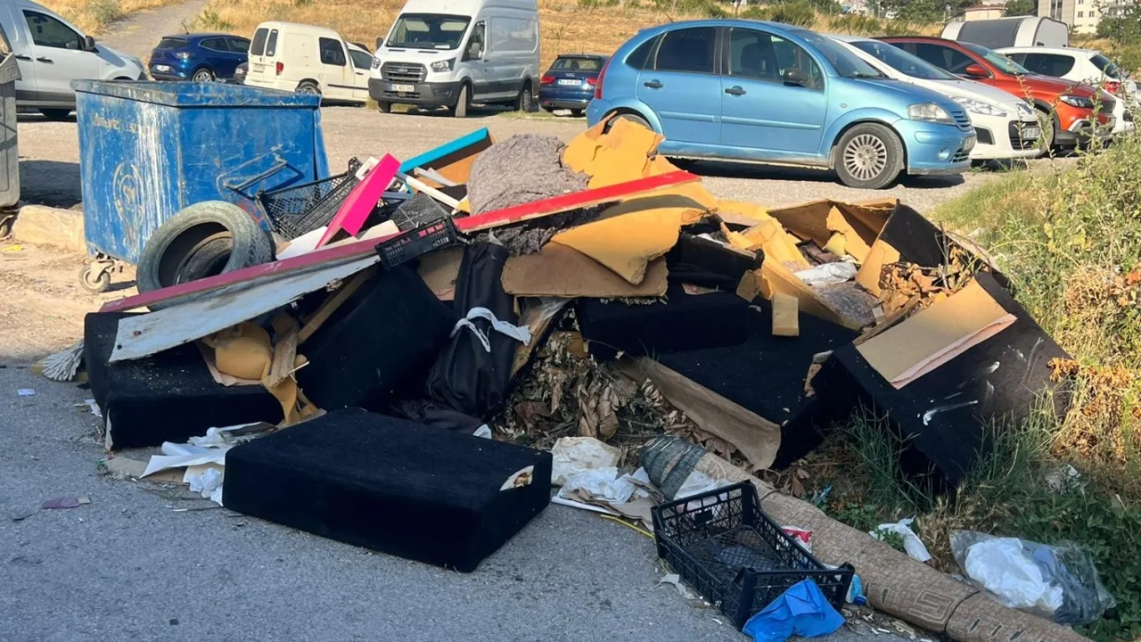 Buca'da Çöp ve Moloz Yığını Mahalleliyi Endişelendiriyor