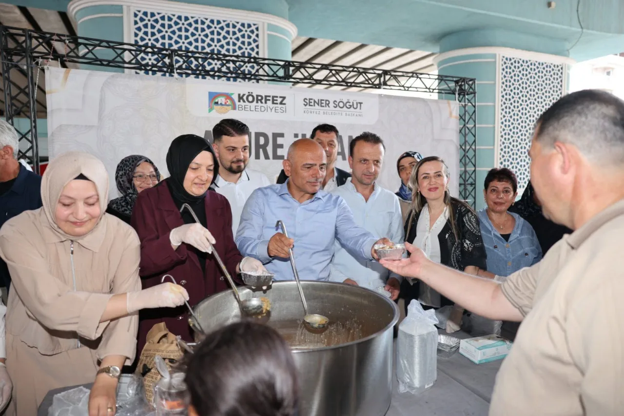 Körfez'de Aşure Bereketi: 4 Bin Aşure İkram Edildi