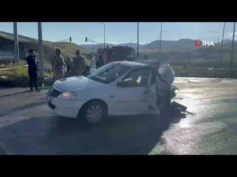 Freni Boşalan Kamyonet, Kırmızı Işıkta Durana Çarptı: 2 Yaralı