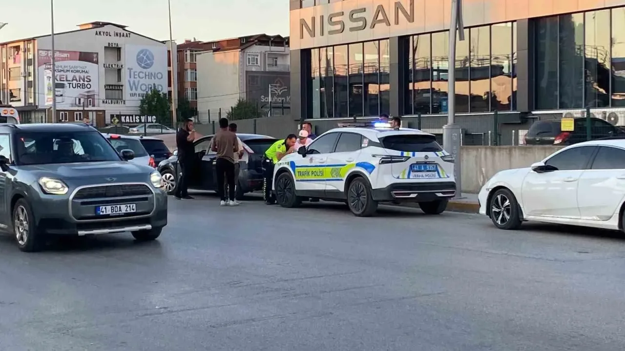 Sakarya'da Peş Peşe Kazaya Karışan Sürücüden Darp Olayı
