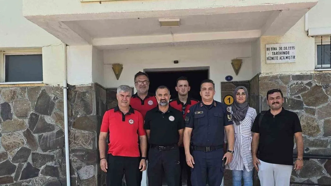 İZAKUT, Çandarlı Jandarma’yı Ziyaret Etti: Yangın Riskleri Konuşuldu
