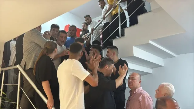 CHP İzmir'de Gergin Gece: Çağatay Güç ve Utku Gümrükçü Çatıştı!