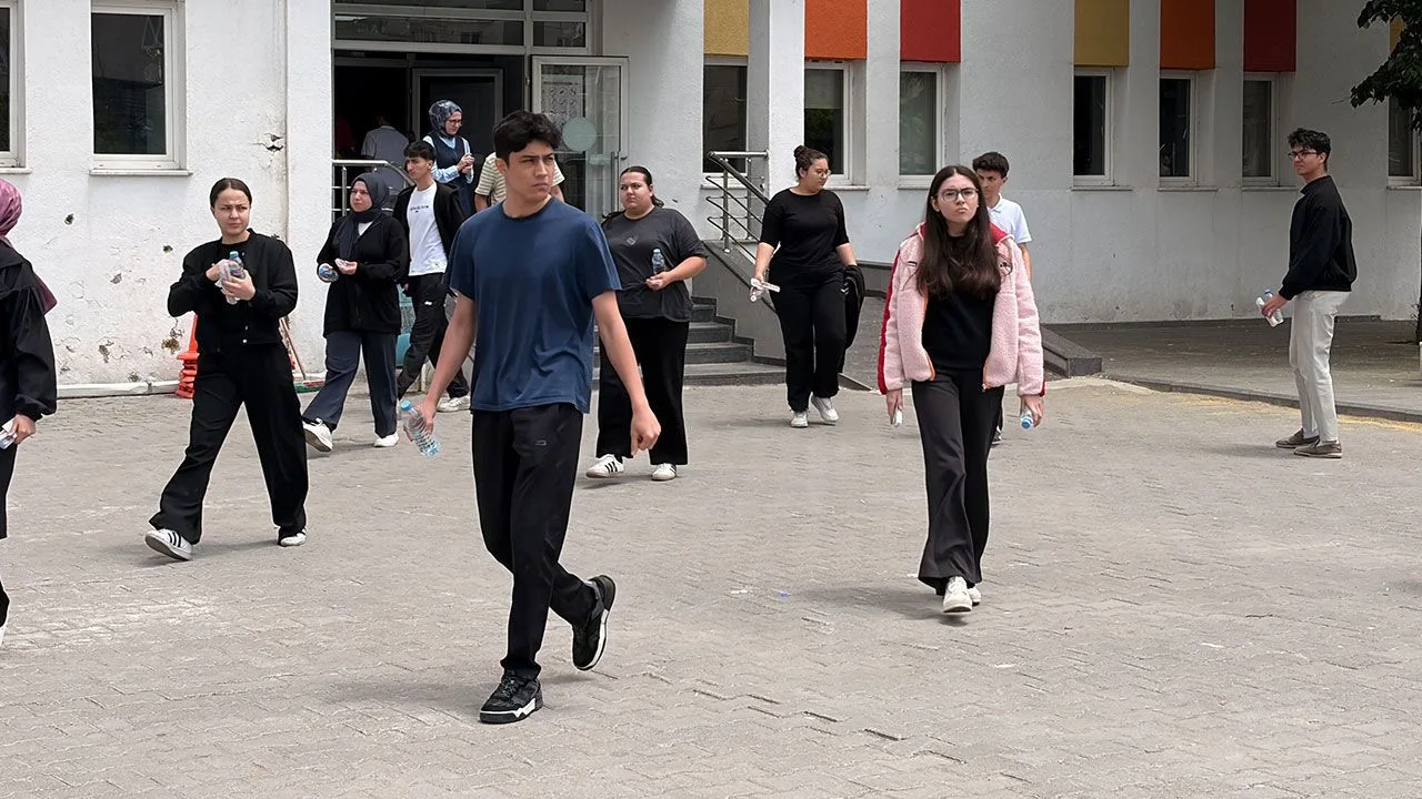 YKS’nin AYT Sınavı Başladı: Öğrenciler Heyecanla Ter Döktü