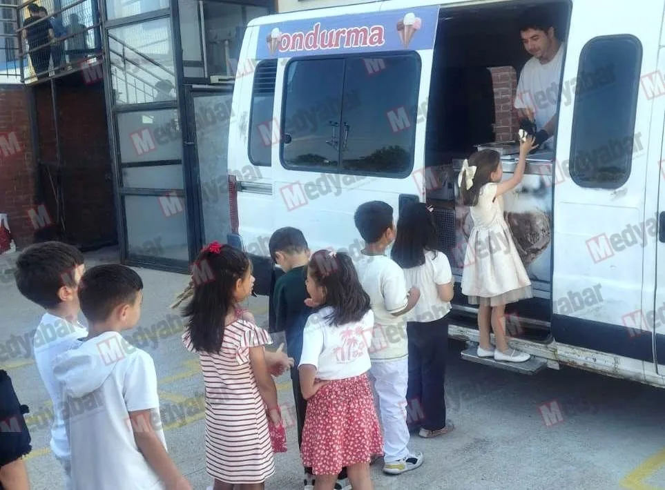 Akyazı Atatürk İlkokulu'nda Karne Gününe Dondurma Sürprizi