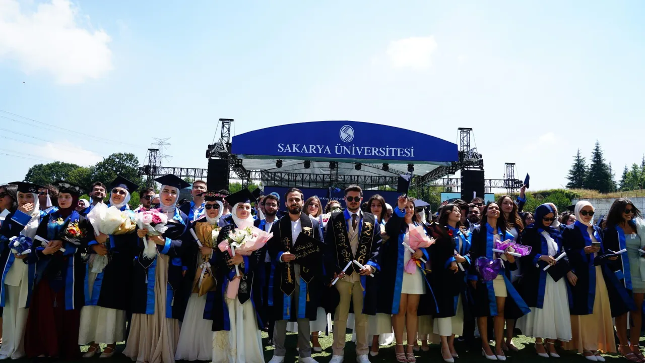Sakarya Üniversitesi Mezuniyet Törenleri Coşku Dolu Anlara Sahne Oldu