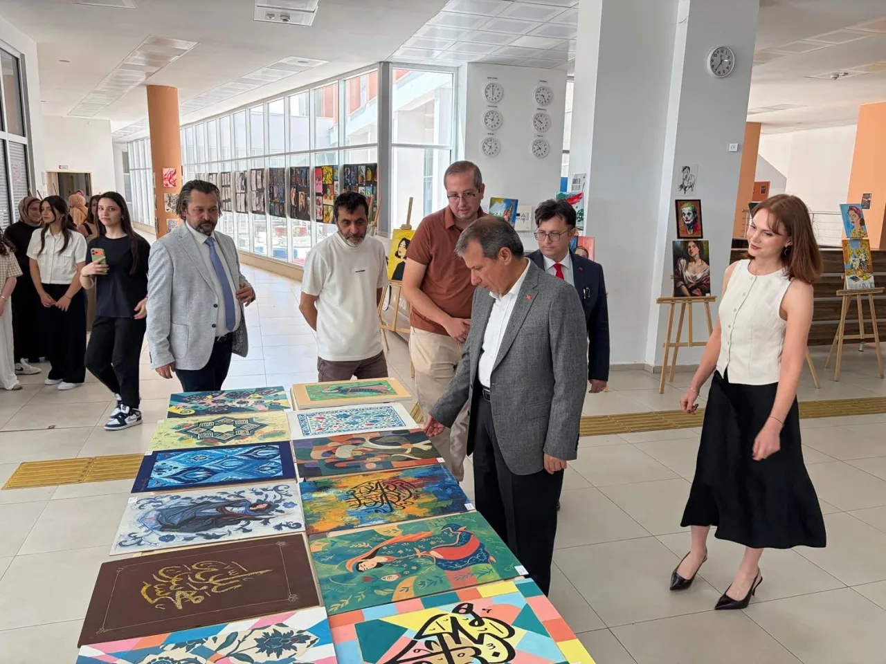 Kapaklı'da Ertuğrul Gazi Anadolu Lisesi'nde Resim Sergisi Açıldı