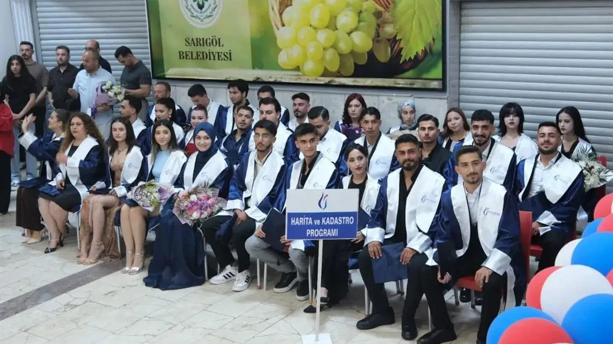 Sarıgöl'de Mezuniyet Coşkusu: Öğrenciler Diplomasını Aldı