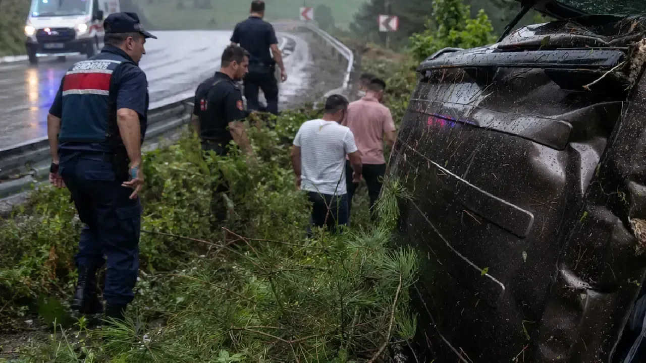 Bolu'da Şarampole Savrulan Araçta 3 Yaralı