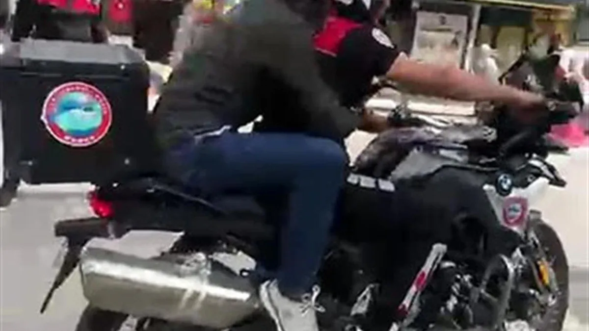 Gebze'de Kimliğini Kaybeden Adaya Motosikletli Ekipler Yardım Etti