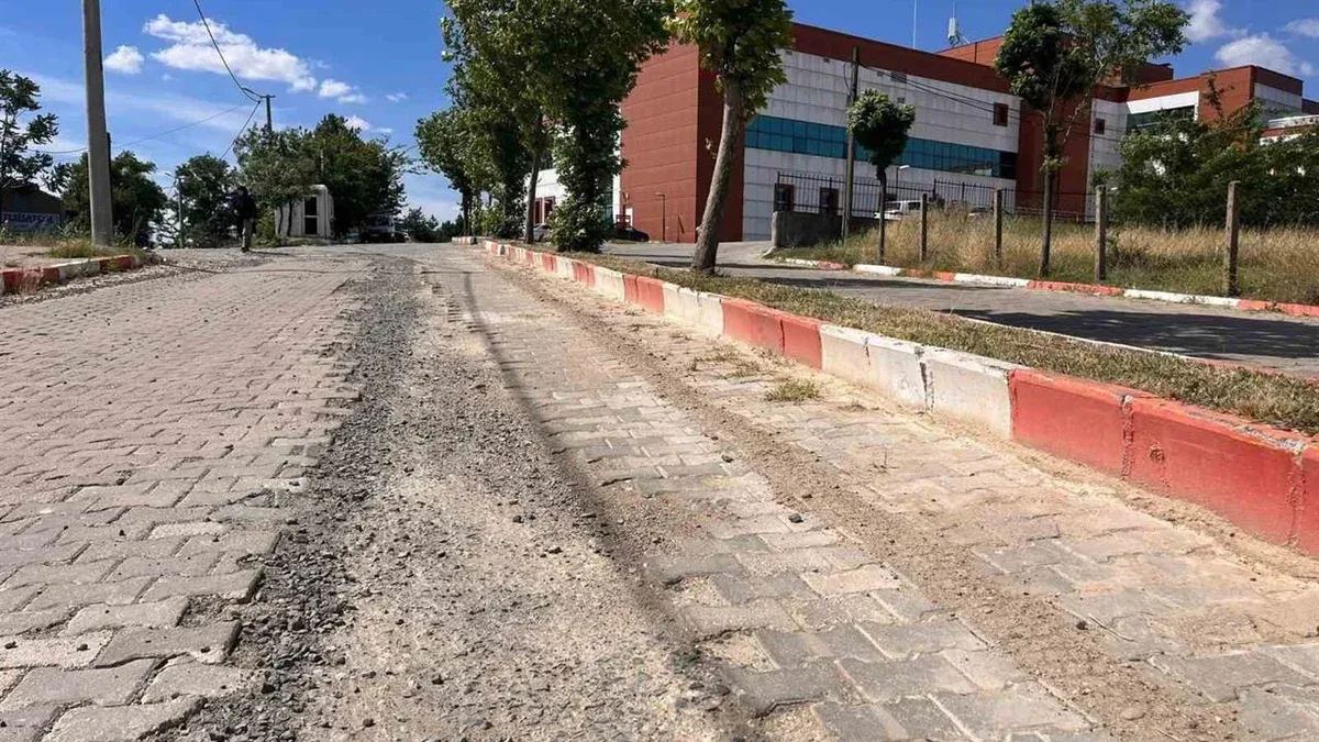 Hayrabolu'da Hastane Yolundaki Çukurlar Vatandaşları Zorluyor