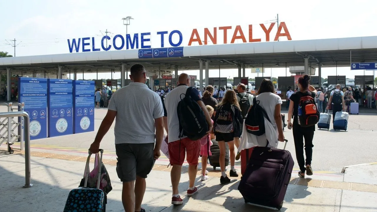 Antalya Havalimanı’ndaki Fiyatlar Şaşkına Çevirdi: 51 Euro Hesap!