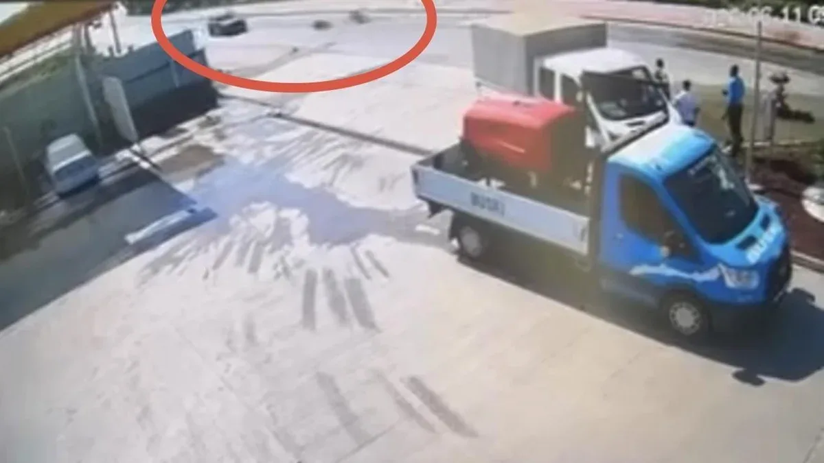 Gürsu'da Motosiklet Sürücüsü Su Birikintisinde Kazadan Kıl Payı Kurtuldu