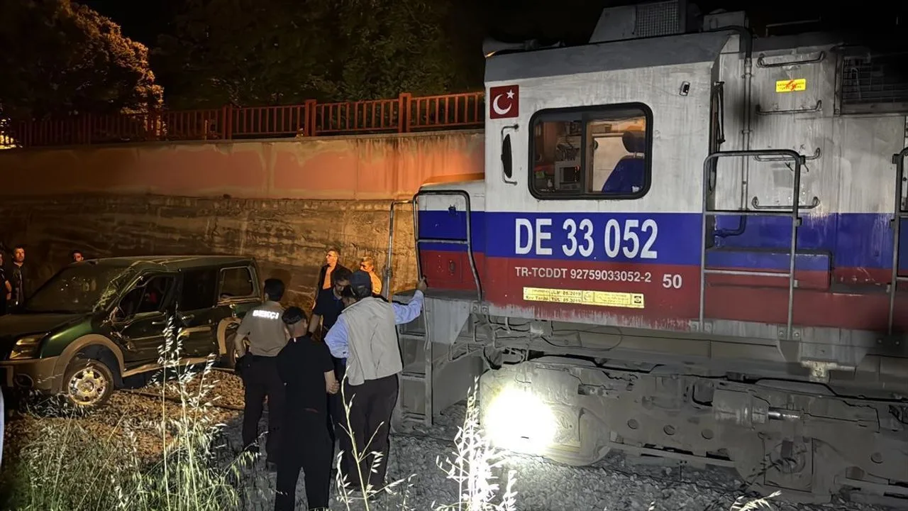 İzmir'de Yük Treni, Hafif Ticari Araca Çarptı: 2 Yaralı!