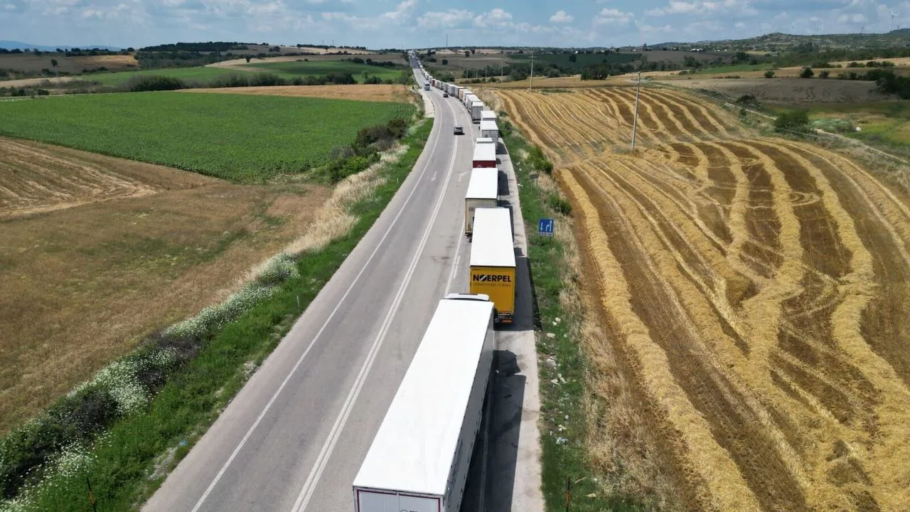 Hamzabeyli Sınır Kapısı'nda 20 Kilometre TIR Kuyruğu