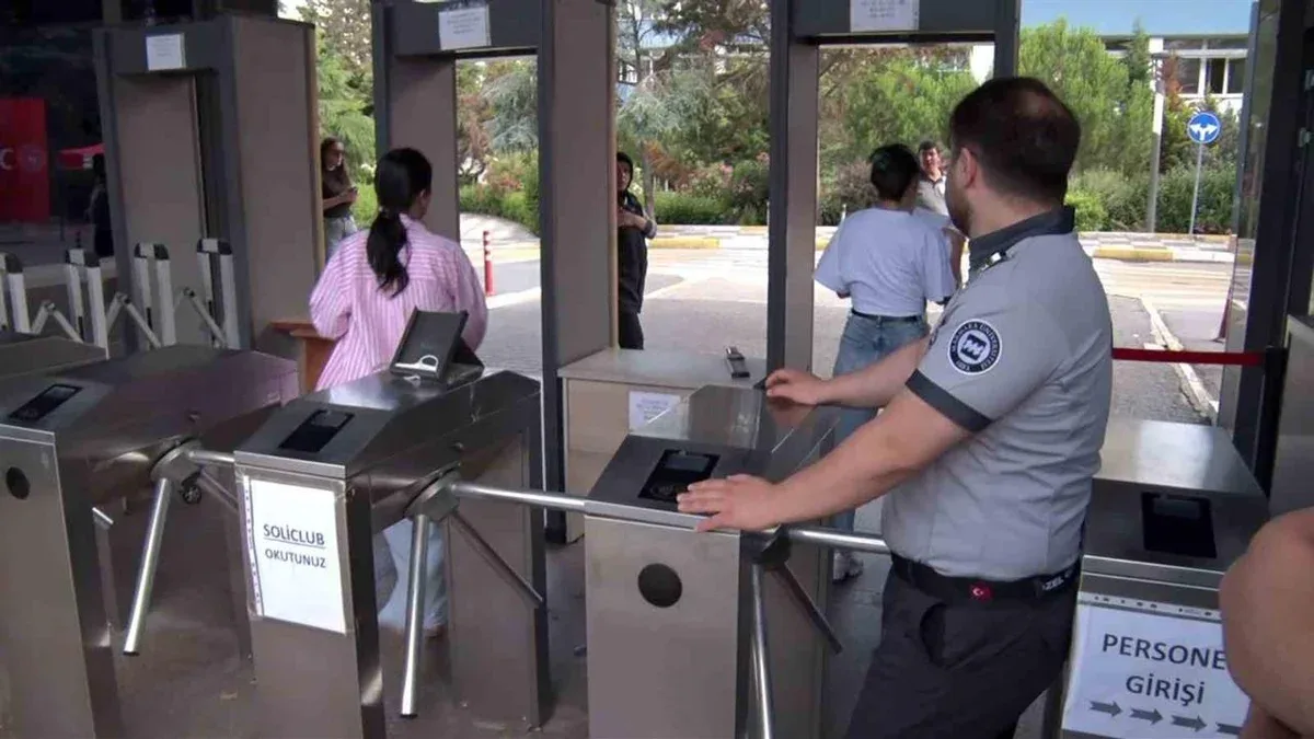 Kadıköy'de YKS'ye Geç Kalan Adaylar Koşuşturdu
