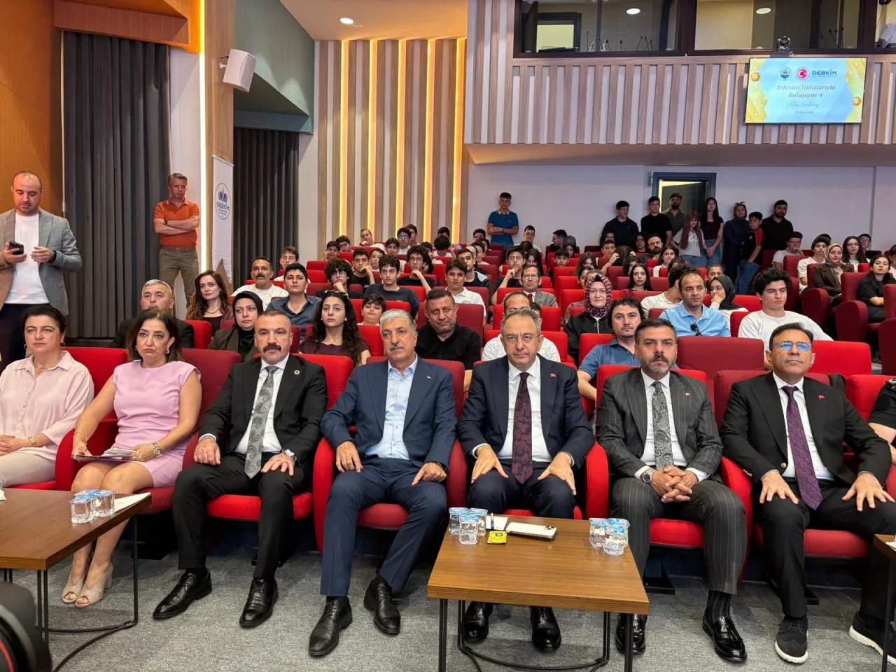 Dilovası'nda Geleceğin Yıldızları Ödüllendirildi
