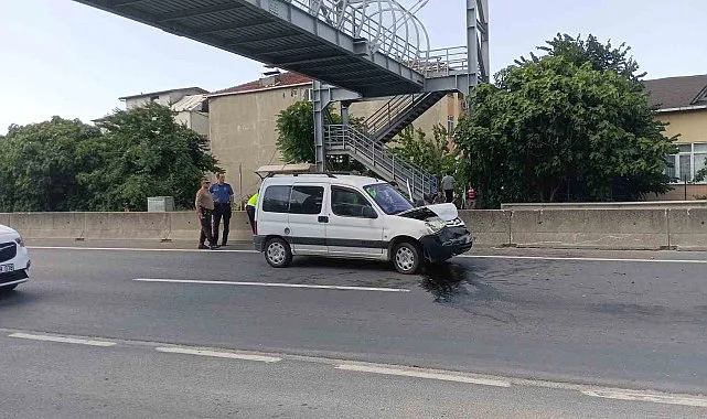 Karamürsel'de Trafik Kazası: Hafif Ticari Araç Otomobile Çarptı