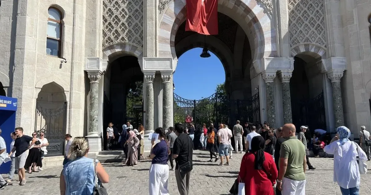 Bursa'da YKS İkinci Gün Heyecanı: Aileler Sınav Dışında Bekliyor