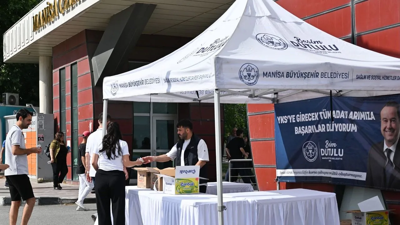 Manisa Büyükşehir, YKS Adaylarına Su ve Limonata İkram Etti