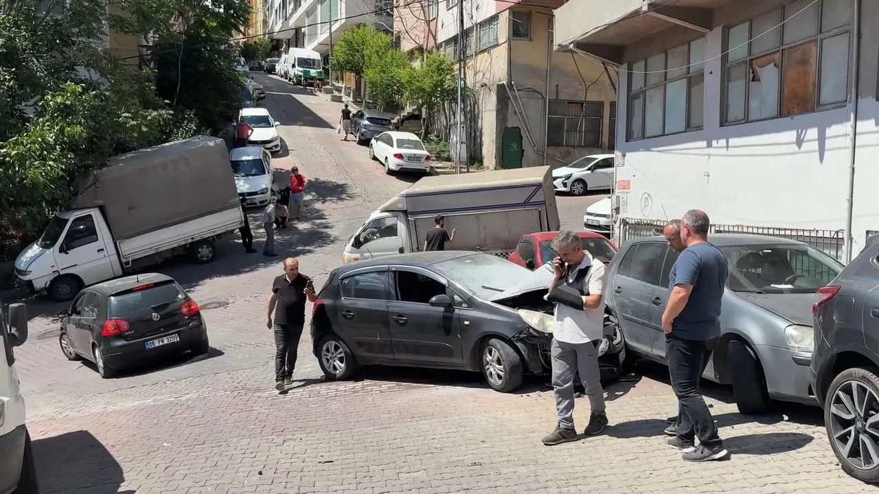 Kağıthane'de Park Halindeki Araç Yokuştan Kayarak 3 Araca Çarptı