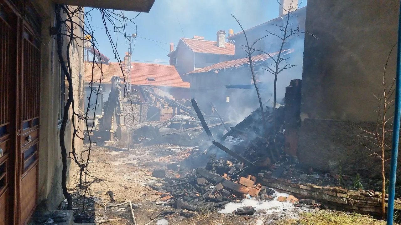 Karaköy'de Yangın: 3 Ev Kısmen, 2 Araç Tamamen Yandı