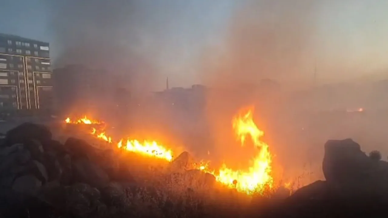 Karaköprü'de Boş Arazide Yangın: İtfaiye Gelemedi!