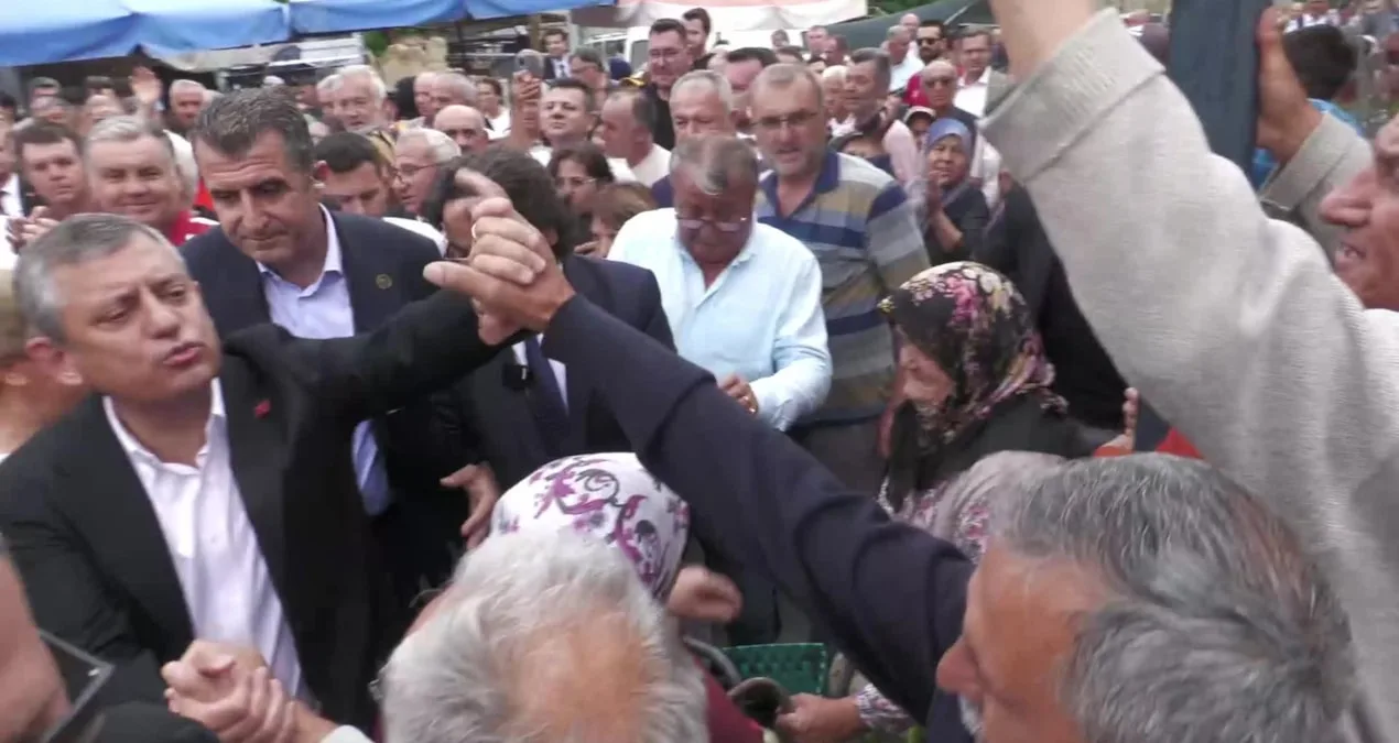 Özgür Özel’in Pazar Ziyareti: Esnaf ve Vatandaşlarla Buluştu