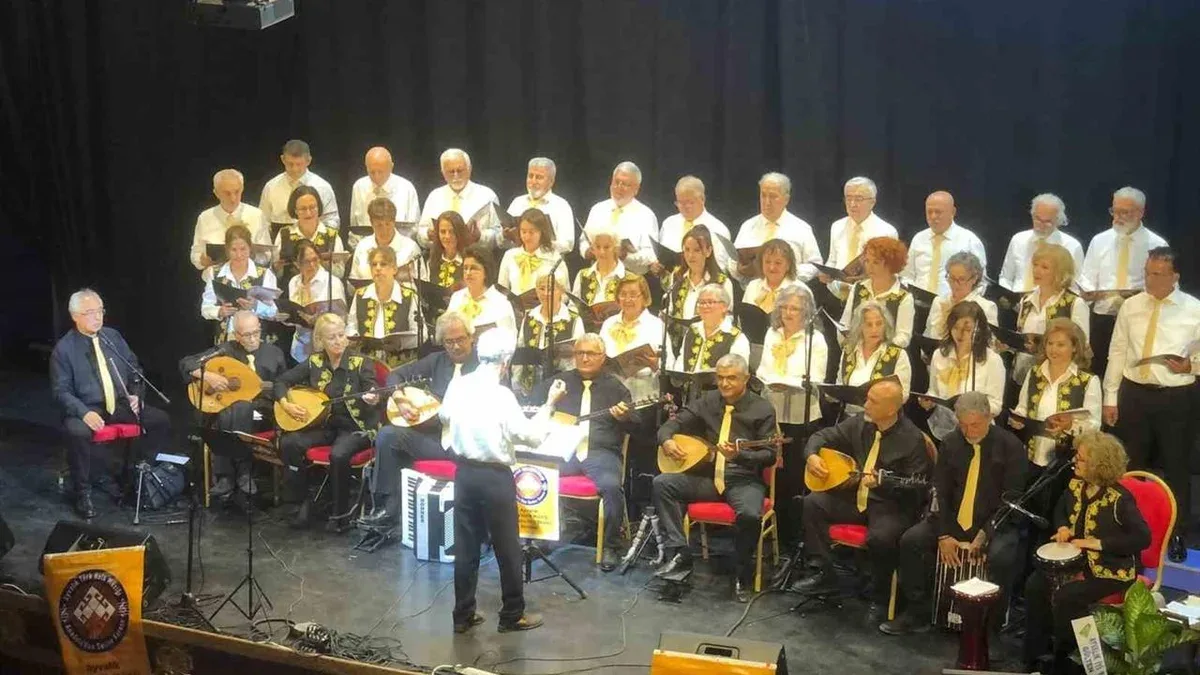 Ayvalık'ta Türk Halk Müziği Korosu Coşkulu Bir Konser Verdi