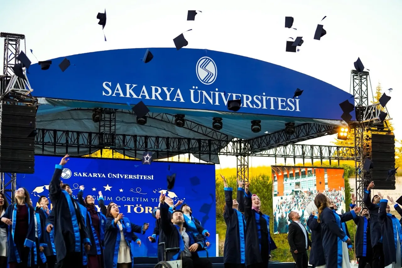 Sakarya Üniversitesi'nde Mezuniyet Coşkusu Tüm Hızıyla Devam Ediyor