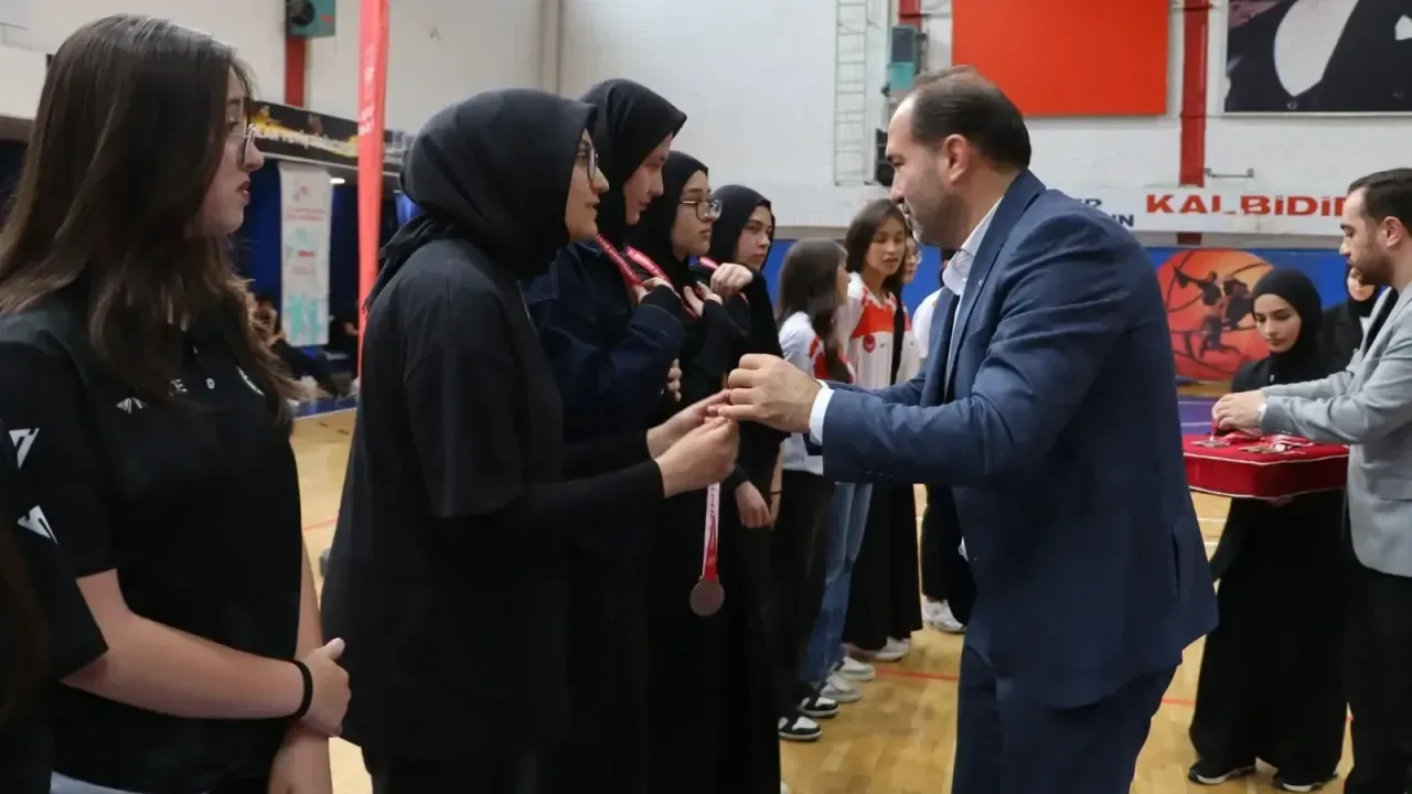 Bolu İmam Hatip Spor Oyunları'nda Şampiyonlar Ödüllerini Aldı