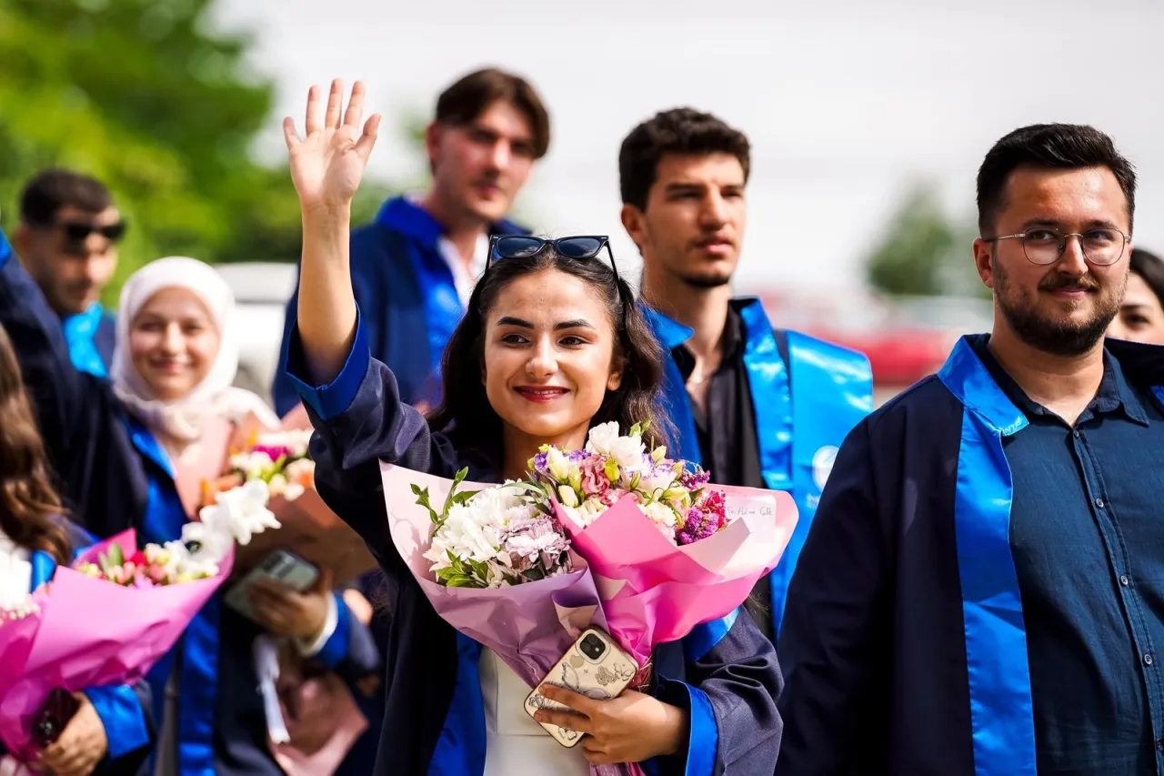 Sakarya Üniversitesi'nde Mezuniyet Coşkusu Yaşandı