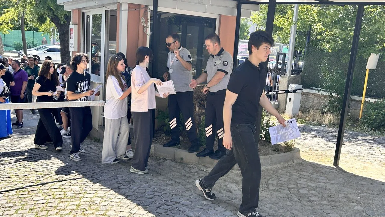 Antalya'da YDT Sınavı Başladı, Adaylar Heyecanla Bekliyor