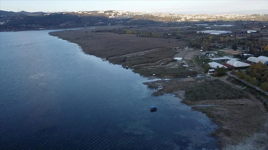 Sapanca Gölü'nde Su Seviyesi Düşüyor: Yazın Etkisi Hissediliyor